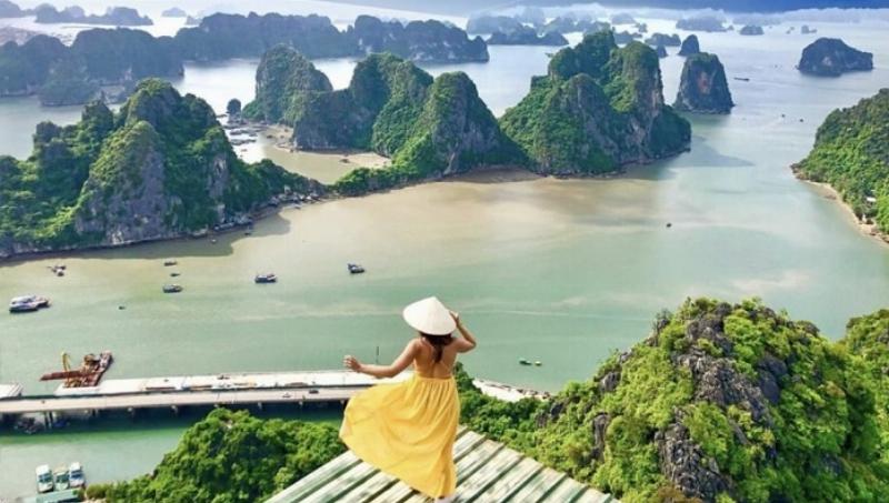 Hình ảnh Hòn Trống Mái Vịnh Hạ Long trên một tấm bưu thiếp hoặc ảnh du lịch quảng bá, nhấn mạnh vai trò biểu tượng của nó